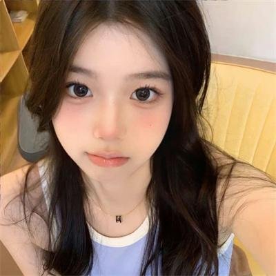 给小酒馆女子喝高杯酒